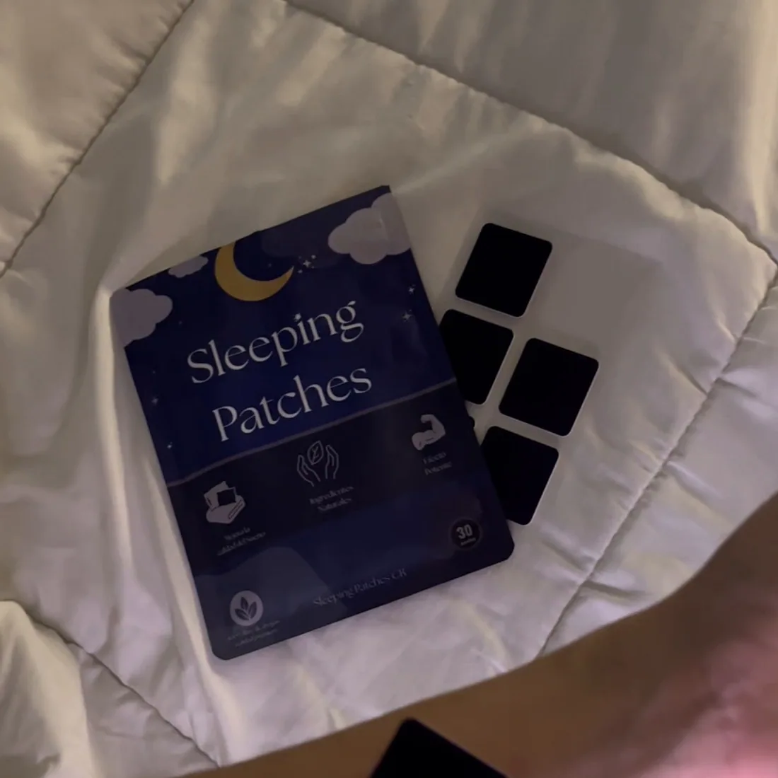 Bolsa y hoja de parches sobre la cama
