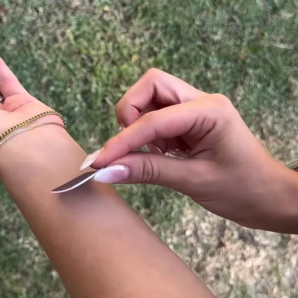 Pegando el parche en la muñeca